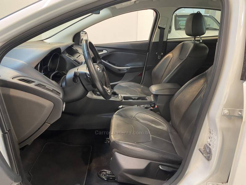 FORD - FOCUS 2.0 SE PLUS 16V FLEX 4P AUTOMÁTICO - 2015/2016 - Branca - R$ 64.900,00