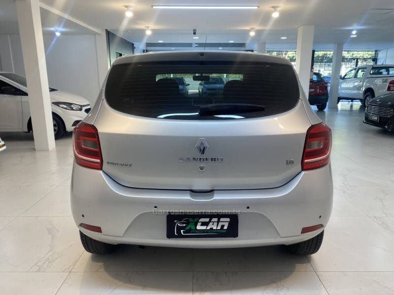 RENAULT - SANDERO 1.6 EXPRESSION 16V FLEX 4P MANUAL - 2015/2015 - Prata - R$ 43.900,00