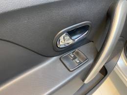 RENAULT - SANDERO 1.6 EXPRESSION 16V FLEX 4P MANUAL - 2015/2015 - Prata - R$ 43.900,00