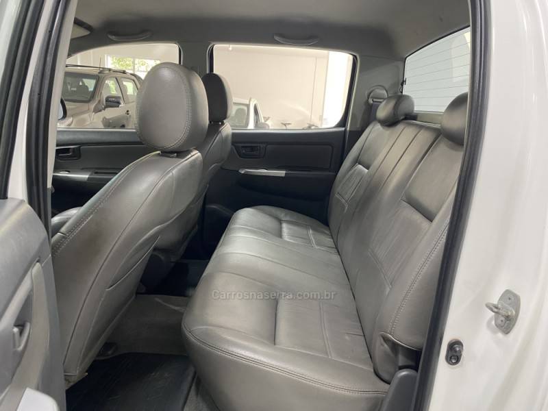 TOYOTA - HILUX 3.0 SRV 4X2 CD 16V TURBO INTERCOOLER DIESEL 4P MANUAL - 2011/2012 - Branca - R$ 119.900,00