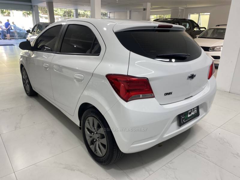 CHEVROLET - ONIX 1.0 JOY BLACK 8V FLEX 4P MANUAL - 2021/2021 - Branca - R$ 62.900,00