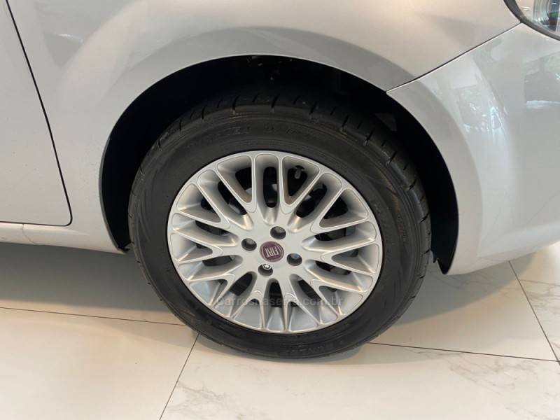 FIAT - PUNTO 1.6 ESSENCE 16V FLEX 4P MANUAL - 2012/2013 - Prata - R$ 45.900,00