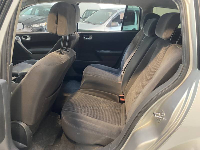RENAULT - MÉGANE 1.6 DYNAMIQUE GRAND TOUR 16V FLEX 4P MANUAL - 2011/2012 - Prata - R$ 36.900,00