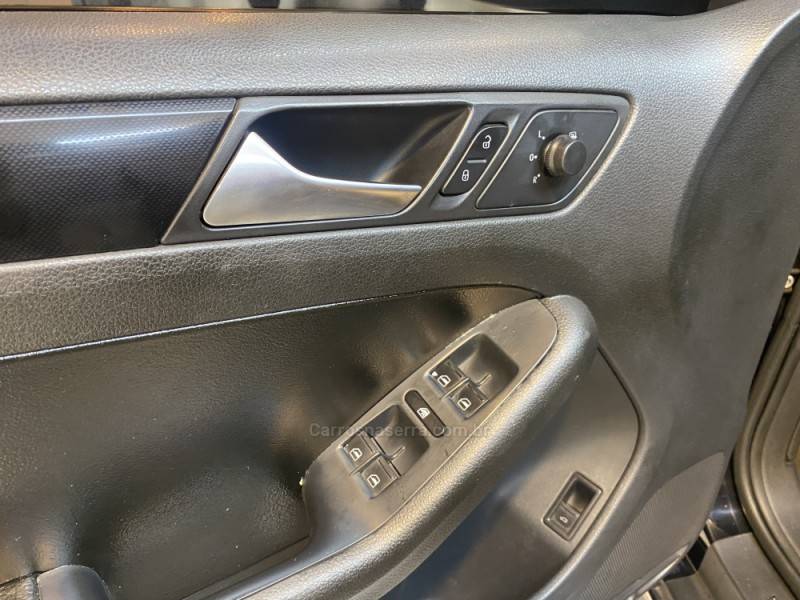 VOLKSWAGEN - JETTA 2.0 COMFORTLINE FLEX 4P TIPTRONIC - 2011/2012 - Preta - R$ 59.900,00