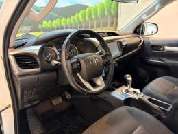 TOYOTA - HILUX 2.8 SR 4X4 CD 16V DIESEL 4P AUTOMÁTICO - 2023/2024 - Branca - R$ 235.900,00