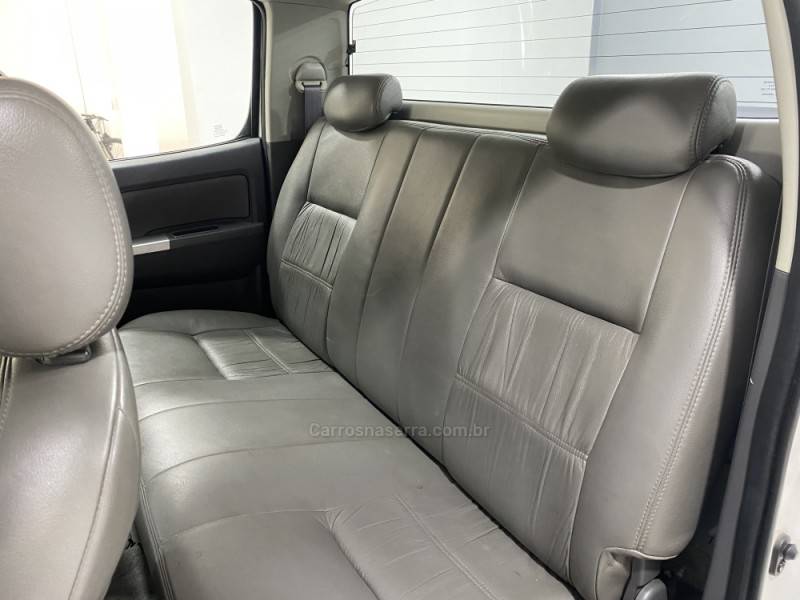 TOYOTA - HILUX 3.0 SRV 4X2 CD 16V TURBO INTERCOOLER DIESEL 4P MANUAL - 2011/2012 - Branca - R$ 119.900,00
