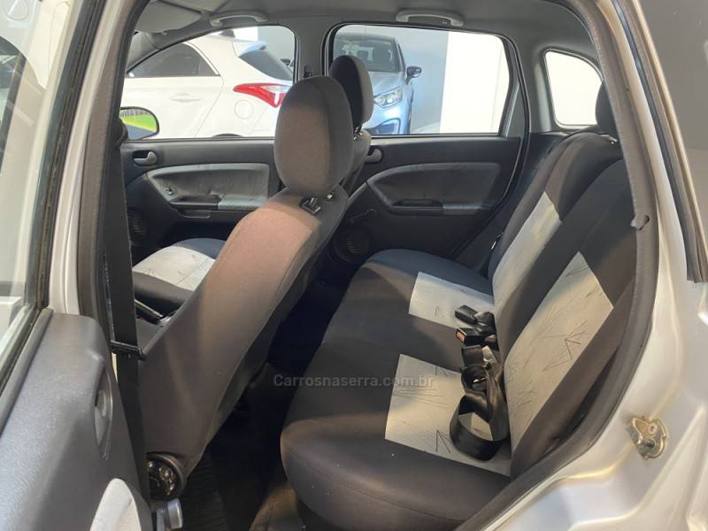 FORD - FIESTA 1.0 MPI TRAIL HATCH 8V FLEX 4P MANUAL - 2007/2008 - Prata - R$ 23.900,00