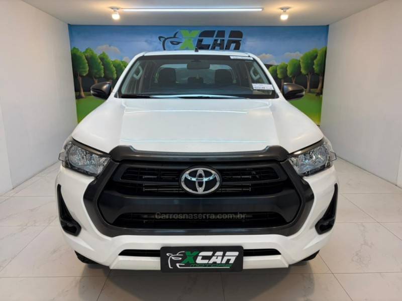 TOYOTA - HILUX 2.8 SR 4X4 CD 16V DIESEL 4P AUTOMÁTICO - 2023/2024 - Branca - R$ 235.900,00