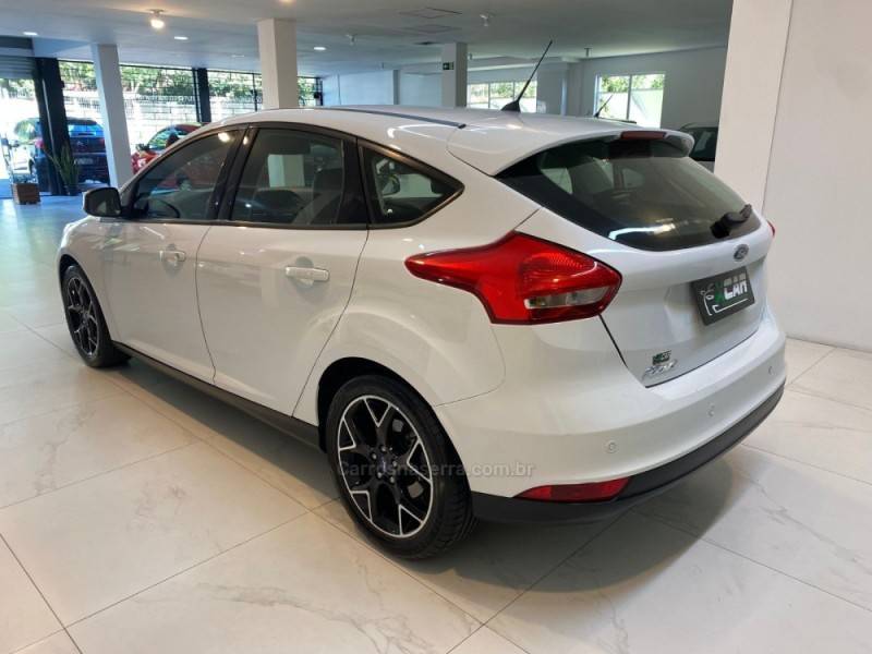 FORD - FOCUS 2.0 SE PLUS 16V FLEX 4P AUTOMÁTICO - 2015/2016 - Branca - R$ 59.900,00