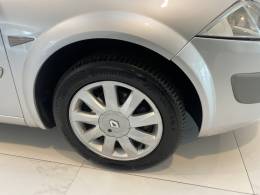 RENAULT - MÉGANE 1.6 DYNAMIQUE GRAND TOUR 16V FLEX 4P MANUAL - 2011/2012 - Prata - R$ 36.900,00