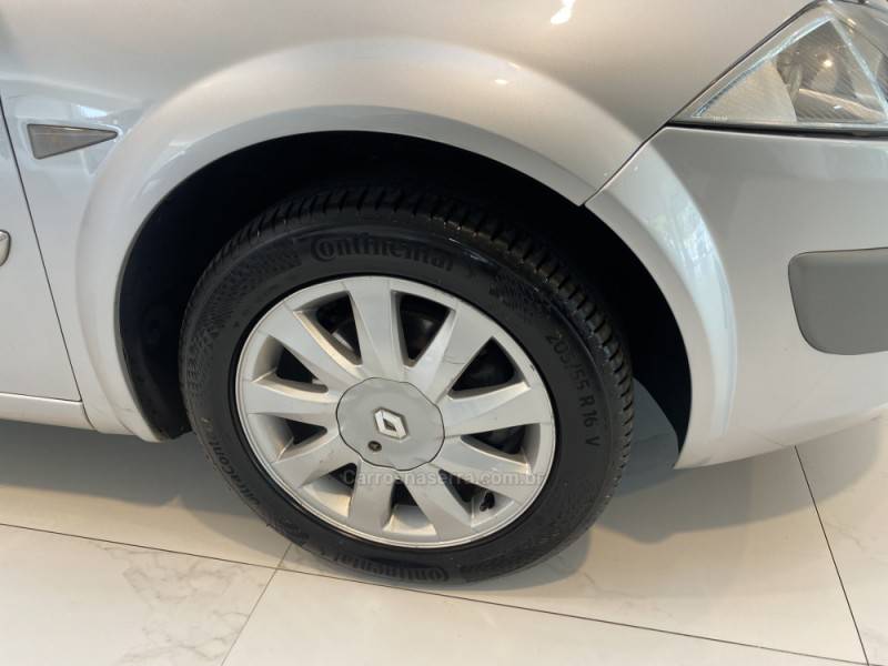 RENAULT - MÉGANE 1.6 DYNAMIQUE GRAND TOUR 16V FLEX 4P MANUAL - 2011/2012 - Prata - R$ 36.900,00