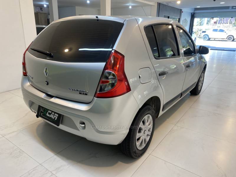RENAULT - SANDERO 1.0 EXPRESSION 16V FLEX 4P MANUAL - 2011/2011 - Prata - R$ 29.900,00