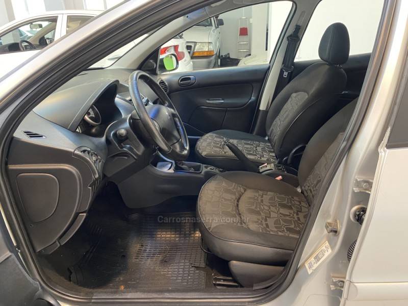 PEUGEOT - 207 1.4 XR SPORT 8V FLEX 4P MANUAL - 2009/2010 - Prata - R$ 23.900,00