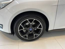 FORD - FOCUS 2.0 SE PLUS 16V FLEX 4P AUTOMÁTICO - 2015/2016 - Branca - R$ 64.900,00