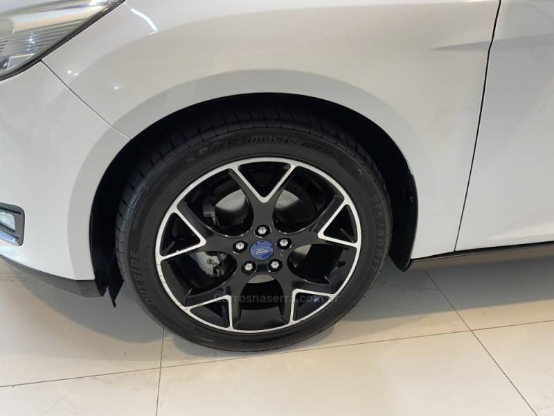 FORD - FOCUS 2.0 SE PLUS 16V FLEX 4P AUTOMÁTICO - 2015/2016 - Branca - R$ 64.900,00