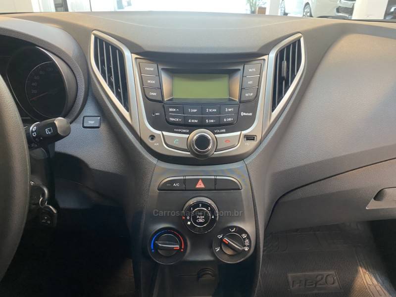 HYUNDAI - HB20 1.0 COMFORT 12V FLEX 4P MANUAL - 2013/2013 - Branca - R$ 43.900,00