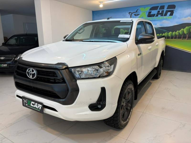 TOYOTA - HILUX 2.8 SR 4X4 CD 16V DIESEL 4P AUTOMÁTICO - 2023/2024 - Branca - R$ 235.900,00