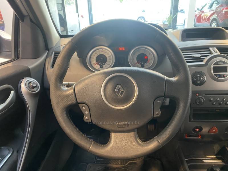 RENAULT - MÉGANE 1.6 DYNAMIQUE GRAND TOUR 16V FLEX 4P MANUAL - 2011/2012 - Prata - R$ 36.900,00