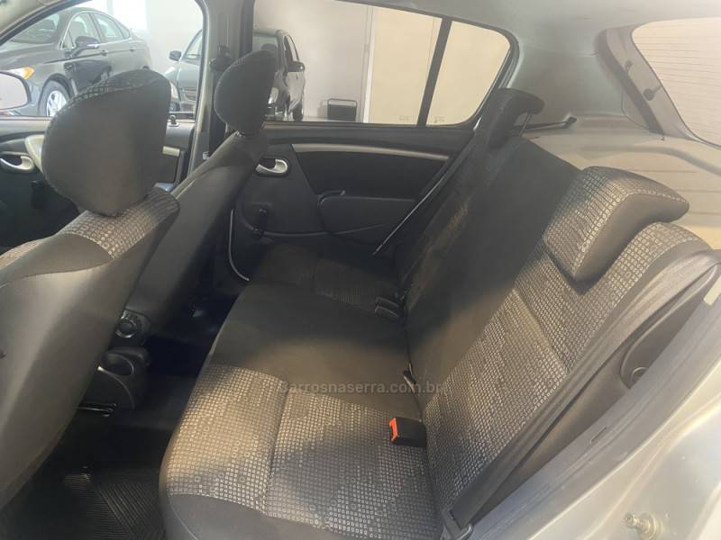 RENAULT - SANDERO 1.0 EXPRESSION 16V FLEX 4P MANUAL - 2011/2011 - Prata - R$ 30.900,00