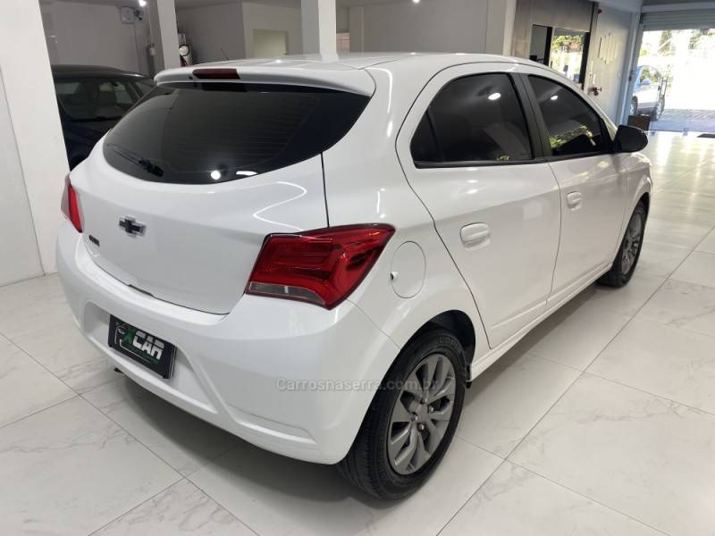CHEVROLET - ONIX 1.0 JOY BLACK 8V FLEX 4P MANUAL - 2021/2021 - Branca - R$ 62.900,00