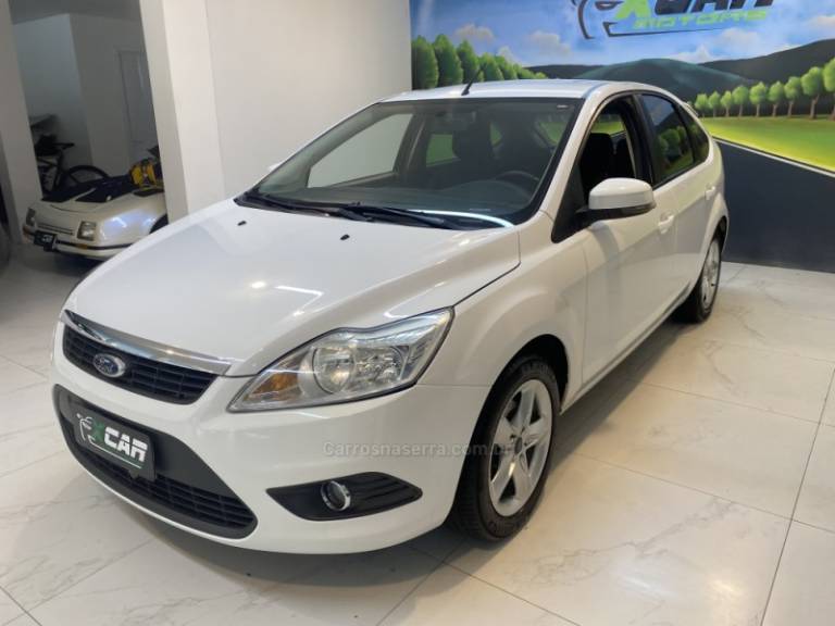 FORD - FOCUS 1.6 GLX 16V FLEX 4P MANUAL - 2012/2013 - Branca - R$ 48.900,00