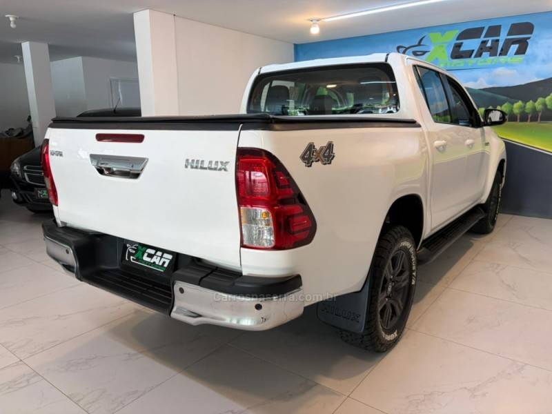 TOYOTA - HILUX 2.8 SR 4X4 CD 16V DIESEL 4P AUTOMÁTICO - 2023/2024 - Branca - R$ 235.900,00