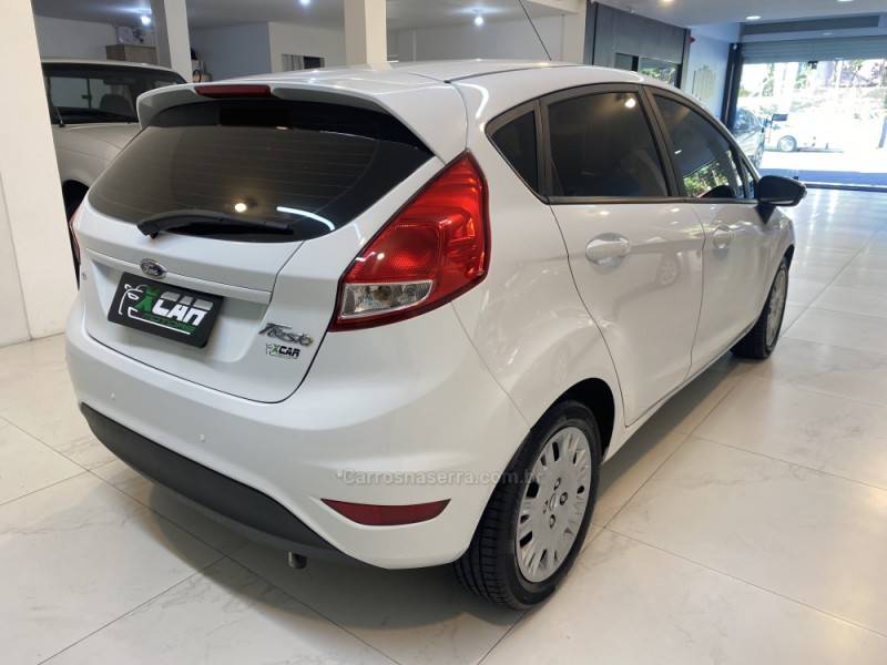 FORD - FIESTA 1.6 SE HATCH 16V FLEX 4P MANUAL - 2016/2017 - Branca - R$ 52.900,00