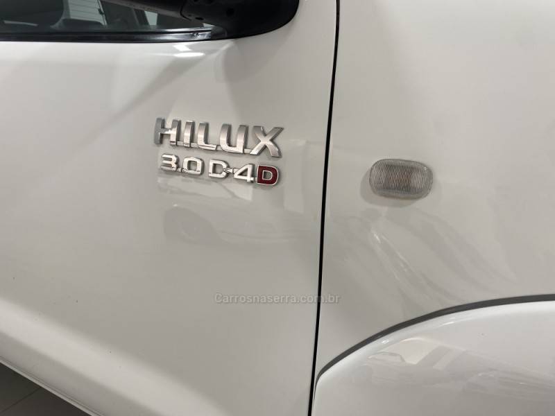 TOYOTA - HILUX 3.0 SRV 4X2 CD 16V TURBO INTERCOOLER DIESEL 4P MANUAL - 2011/2012 - Branca - R$ 119.900,00