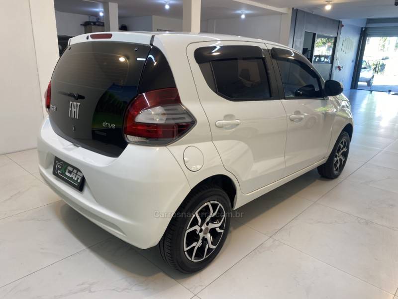 FIAT - MOBI 1.0 6V DRIVE FLEX MANUAL - 2017/2018 - Branca - R$ 44.900,00