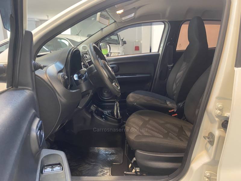 FIAT - MOBI 1.0 6V DRIVE FLEX MANUAL - 2017/2018 - Branca - R$ 44.900,00