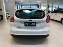 FORD - FOCUS 2.0 SE PLUS 16V FLEX 4P AUTOMÁTICO - 2015/2016 - Branca - R$ 59.900,00