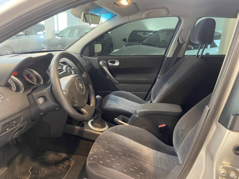 RENAULT - MÉGANE 1.6 DYNAMIQUE GRAND TOUR 16V FLEX 4P MANUAL - 2011/2012 - Prata - R$ 36.900,00
