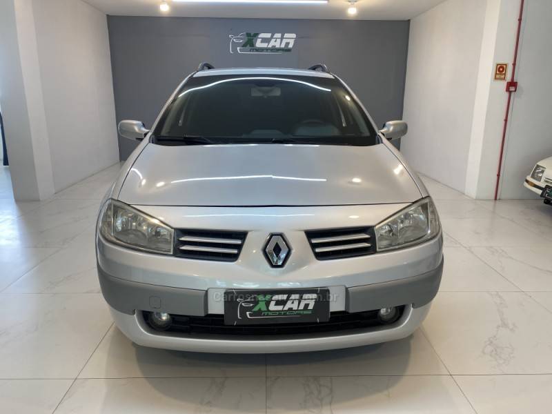 RENAULT - MÉGANE 1.6 DYNAMIQUE GRAND TOUR 16V FLEX 4P MANUAL - 2011/2012 - Prata - R$ 36.900,00