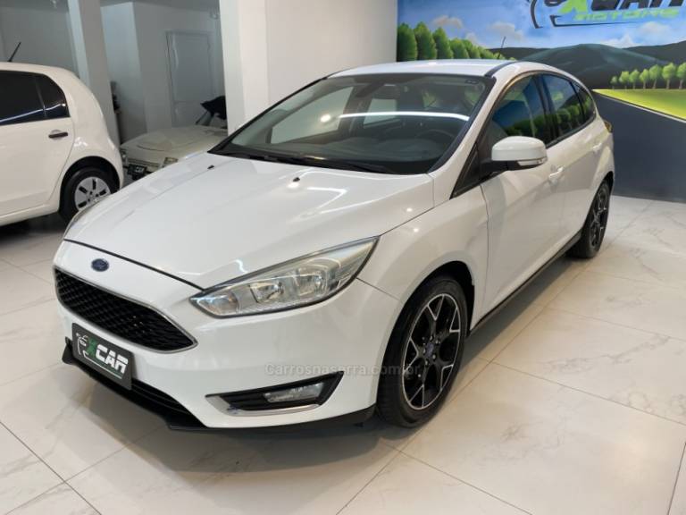 FORD - FOCUS 2.0 SE PLUS 16V FLEX 4P AUTOMÁTICO - 2015/2016 - Branca - R$ 64.900,00