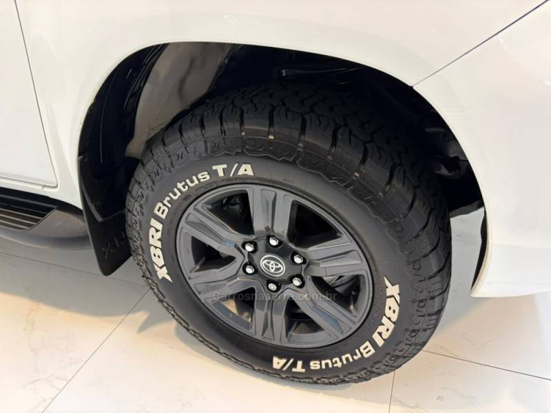 TOYOTA - HILUX 2.8 SR 4X4 CD 16V DIESEL 4P AUTOMÁTICO - 2023/2024 - Branca - R$ 235.900,00