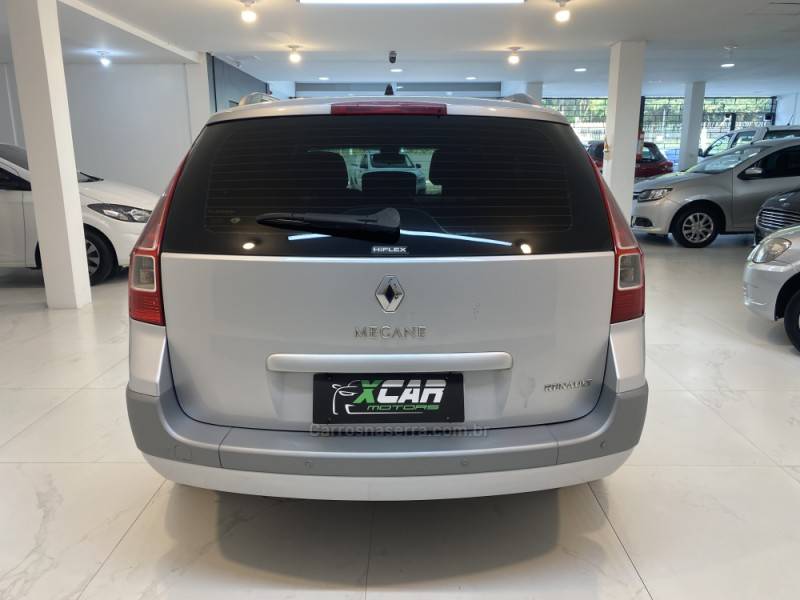 RENAULT - MÉGANE 1.6 DYNAMIQUE GRAND TOUR 16V FLEX 4P MANUAL - 2011/2012 - Prata - R$ 36.900,00