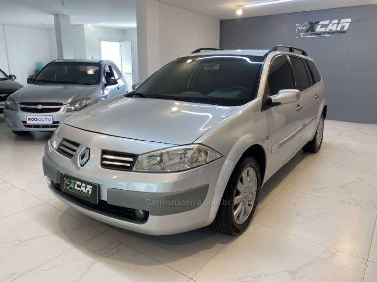 RENAULT - MÉGANE 1.6 DYNAMIQUE GRAND TOUR 16V FLEX 4P MANUAL - 2011/2012 - Prata - R$ 36.900,00