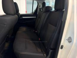 TOYOTA - HILUX 2.8 SR 4X4 CD 16V DIESEL 4P AUTOMÁTICO - 2023/2024 - Branca - R$ 235.900,00