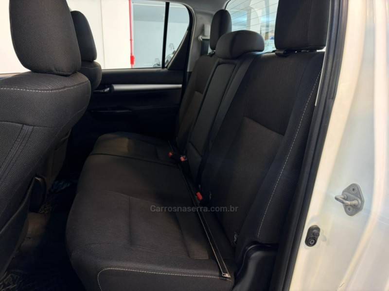 TOYOTA - HILUX 2.8 SR 4X4 CD 16V DIESEL 4P AUTOMÁTICO - 2023/2024 - Branca - R$ 235.900,00