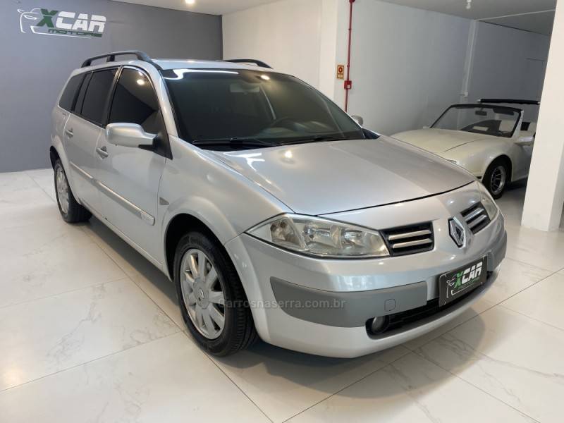 RENAULT - MÉGANE 1.6 DYNAMIQUE GRAND TOUR 16V FLEX 4P MANUAL - 2011/2012 - Prata - R$ 36.900,00