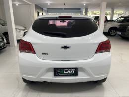 CHEVROLET - ONIX 1.0 JOY BLACK 8V FLEX 4P MANUAL - 2021/2021 - Branca - R$ 62.900,00