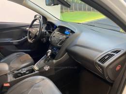 FORD - FOCUS 2.0 SE PLUS 16V FLEX 4P AUTOMÁTICO - 2015/2016 - Branca - R$ 63.900,00