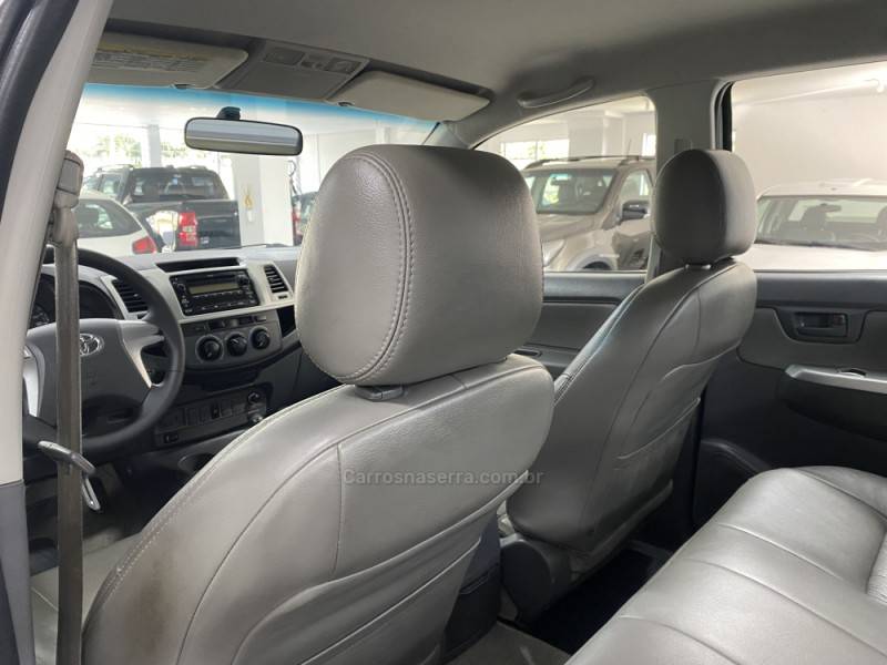 TOYOTA - HILUX 3.0 SRV 4X2 CD 16V TURBO INTERCOOLER DIESEL 4P MANUAL - 2011/2012 - Branca - R$ 119.900,00