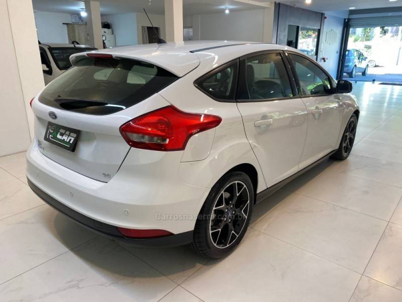 FORD - FOCUS 2.0 SE PLUS 16V FLEX 4P AUTOMÁTICO - 2015/2016 - Branca - R$ 59.900,00