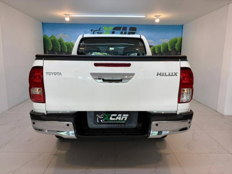 TOYOTA - HILUX 2.8 SR 4X4 CD 16V DIESEL 4P AUTOMÁTICO - 2023/2024 - Branca - R$ 235.900,00