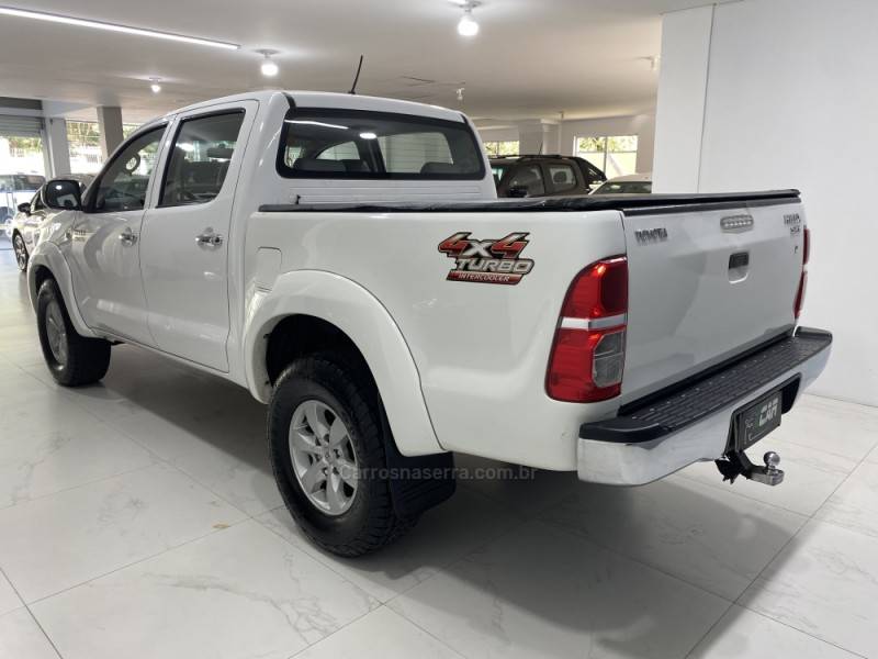 TOYOTA - HILUX 3.0 SRV 4X2 CD 16V TURBO INTERCOOLER DIESEL 4P MANUAL - 2011/2012 - Branca - R$ 119.900,00