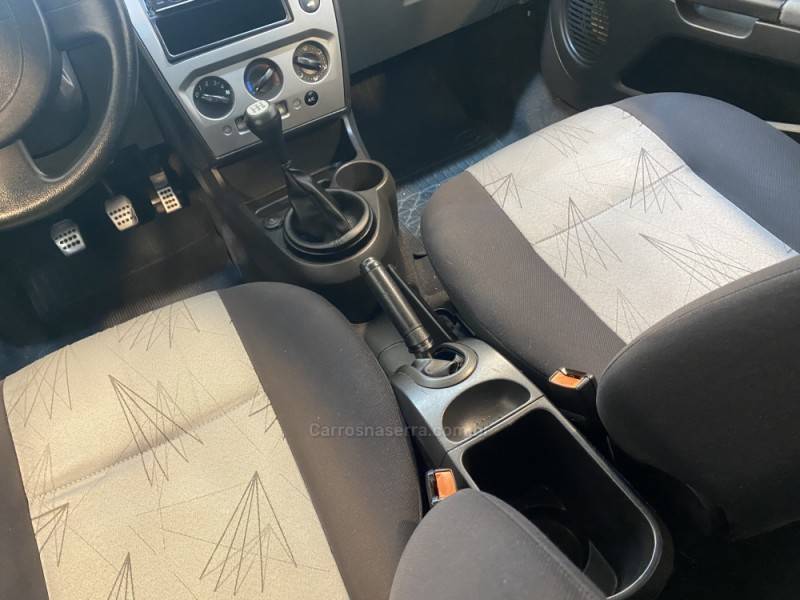 FORD - FIESTA 1.0 MPI TRAIL HATCH 8V FLEX 4P MANUAL - 2007/2008 - Prata - R$ 23.900,00