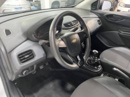 CHEVROLET - ONIX 1.0 JOY BLACK 8V FLEX 4P MANUAL - 2021/2021 - Branca - R$ 62.900,00