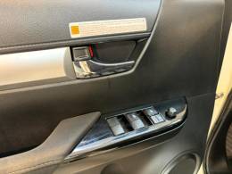 TOYOTA - HILUX 2.8 SR 4X4 CD 16V DIESEL 4P AUTOMÁTICO - 2023/2024 - Branca - R$ 235.900,00