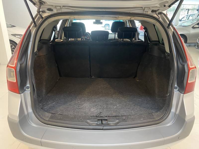 RENAULT - MÉGANE 1.6 DYNAMIQUE GRAND TOUR 16V FLEX 4P MANUAL - 2011/2012 - Prata - R$ 36.900,00